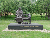 Значимые места: Памятник А.Т. Гагариной - матери первого космонавта
