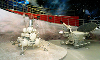 Автоматическая станция Луна -16 (слева), Луноход -1 - первый в мире автоматический самоходный аппарат (справа)
