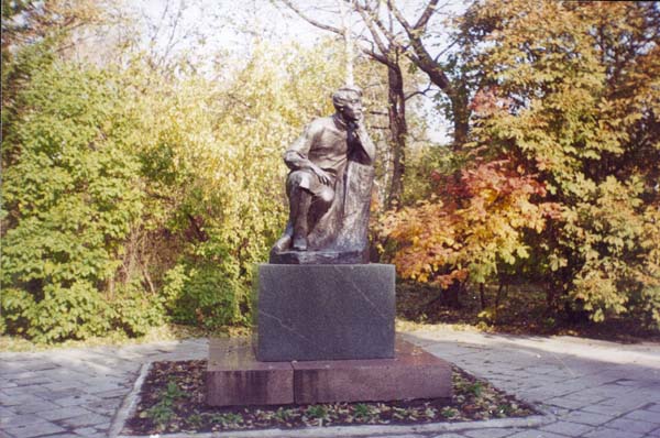 Значимые места: Белинский - гимназист, скульптура в парке музея В.Г.Белинского.
