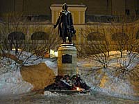 Памятник А.С.Пушкину работы скульптора Н.В.Дыдыкина (Санкт-Петербург, наб. Мойки, 12)
