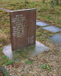 Памятный камень невдалеке от мемориального комплекса Дубосеково. Фото Е.Бабичевой
