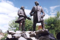 Значимые места: Памятник основателям города - Петру I и Никите Демидову
