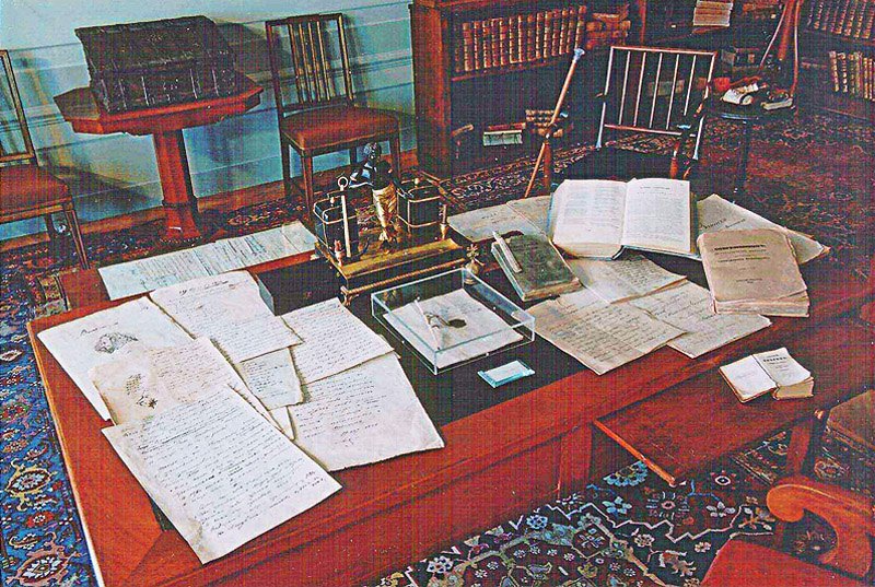 Значимые места: Письменный стол А.С. Пушкина в его кабинете
