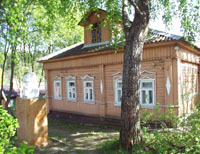 Дом А.Г.олицыной в Дютьково и памятник С.И.Танеева. Фото А.Лебедева

