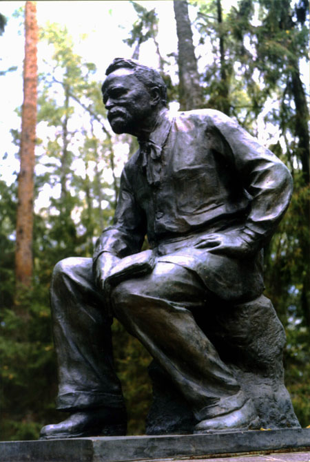 Значимые места: Памятник на могиле Н.А. Морозова. Скульптор Г. Мотовилов
