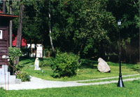 В саду Дома-музея (видны Беседа и Птенчик,работы современных скульпторов
