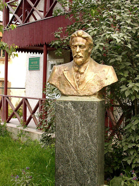 Значимые места: Бюст А.П. Чехова на территории музея
