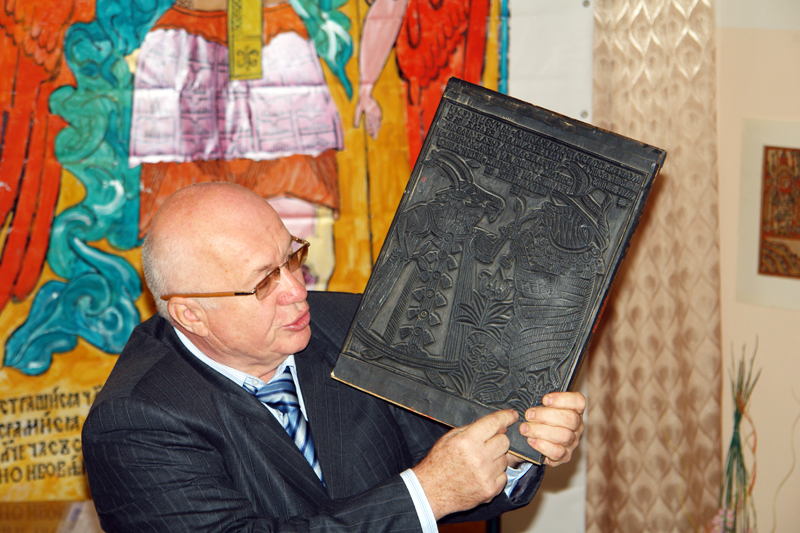 Значимые места: Директор музея  В. Пензин рассказывает о том, что такое печатная форма для лубка

