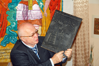 Директор музея  В. Пензин рассказывает о том, что такое печатная форма для лубка
