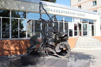 Белогорский краеведческий музей. Рядом - памятник Амурский ротан
