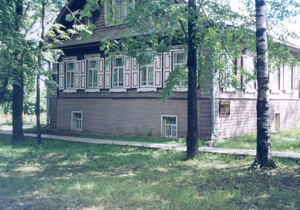 Здания и сооружения: Здание музея народного искусства, с.Юкаменское, весна 2001 г

