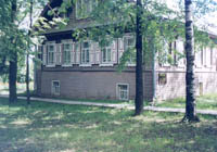 Здание музея народного искусства, с.Юкаменское, весна 2001 г
