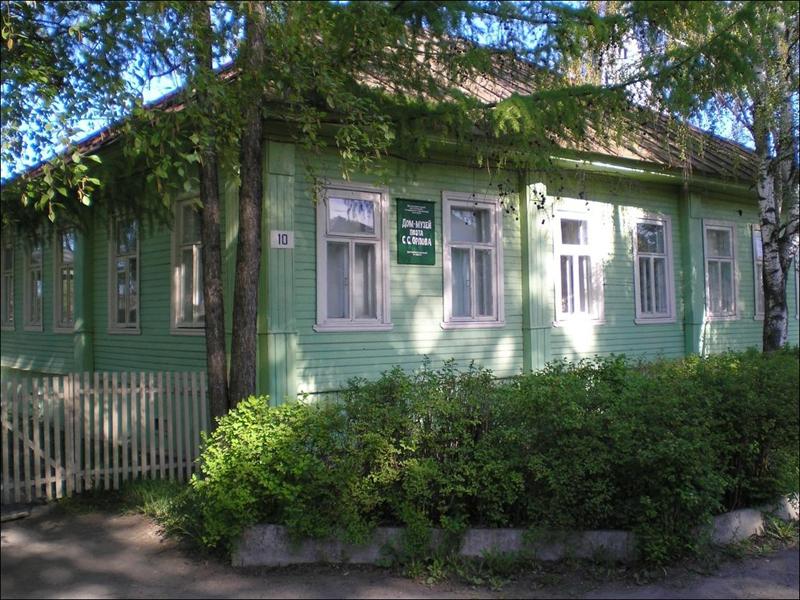 Здания и сооружения: Мемориальный  дом-музей поэта С.С. Орлова.
