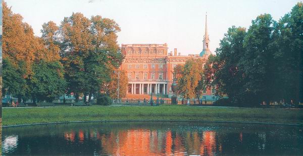 Здания и сооружения: Михайловский замок со стороны Михайловского сада
