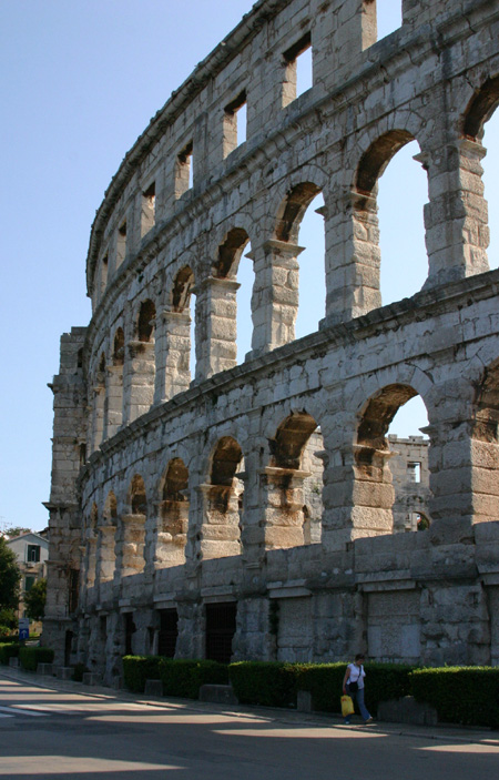 Здания и сооружения: Колизей в Риме? Аrena в Пуле

