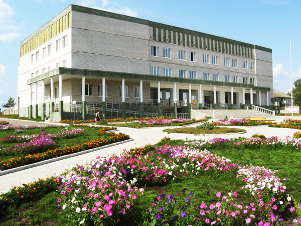 Здания и сооружения: Районный Дом культуры, где располагается Кизнерский музей
