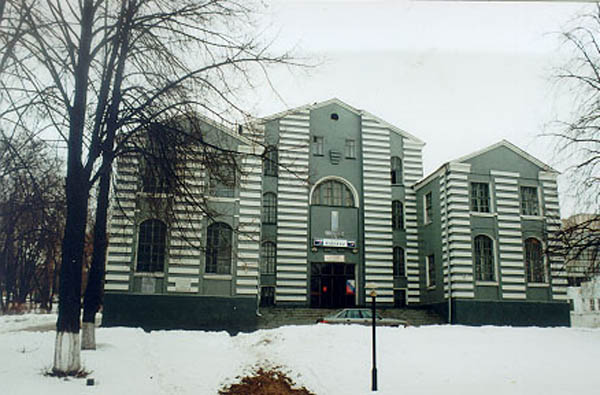 Здания и сооружения: Здание клуба им. П.П. Кринова, в нем расположен музей завода
