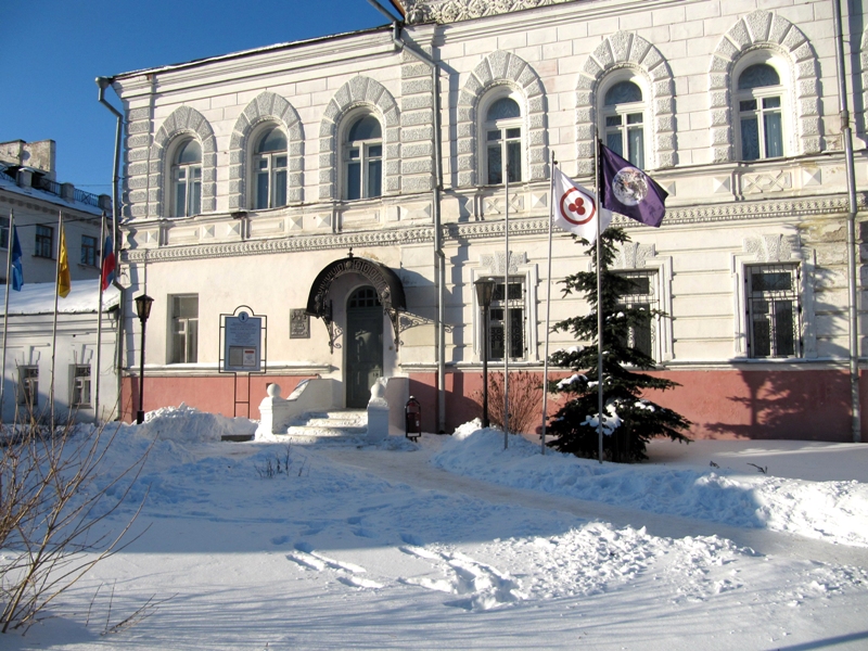 Здания и сооружения: Знамя Культуры и Флаг Земли над Музеем истории города Ярославля
