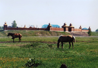 Внешняя панорама  крепостной стены и музея

