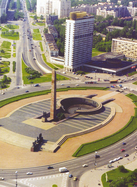 Здания и сооружения: Обелиск и скульптурная группа Победители. Монумент героическим защитникам Ленинграда
