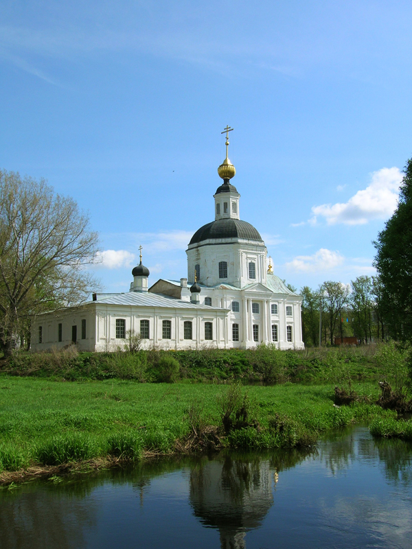 Здания и сооружения: Богородицкий храм, в приделе которого расположен Вяземский историко-краеведческий музей
