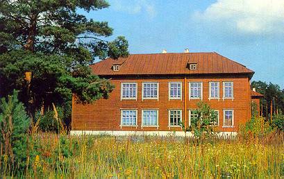 Здания и сооружения: Средняя школа им. М.И.Калинина, построенная в 1935 году
