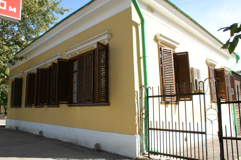 Здания и сооружения: Мемориальный дом семьи Чернышевских. Вид с улицы Чернышевского

