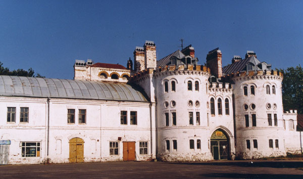 Здания и сооружения: Усадебно-архитектурный музей-заповедник Замок Шереметева, крепостная стена с башнями
