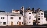 Усадебно-архитектурный музей-заповедник Замок Шереметева, крепостная стена с башнями
