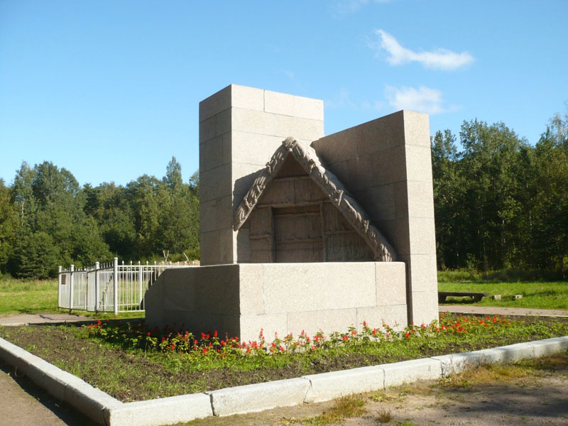 Здания и сооружения: Гранитный памятник возле музея Шалаш В.И. Ленина
