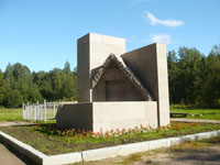 Гранитный памятник возле музея Шалаш В.И. Ленина
