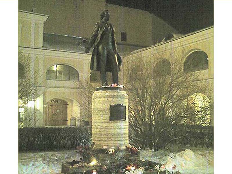Здания и сооружения: Памятник Пушкину во дворе ВМП на Мойке, 12.
