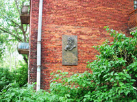 Mемориальная доска на доме, где расположен музей-квартира А.Т. Твардовский в Смоленске
