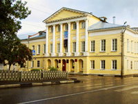 Культурный центр Дом Озерова, где находится  Музейно-выставочный зал Народного художника России М.Г. Абакумова
