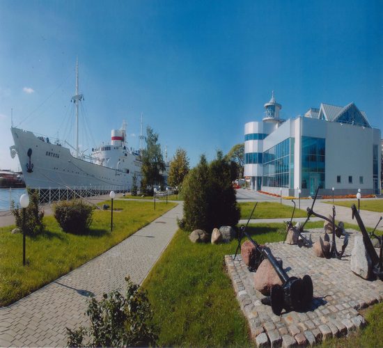 Здания и сооружения: Фотография главного корпуса и музейного судна Витязь Музея Мирового океана
