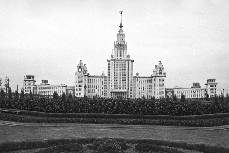 Здания и сооружения: Выставка «Московский университет-260. Страницы истории»
