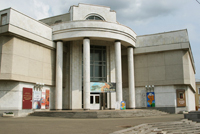 Мраморное здание музея
