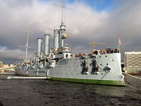 Крейсер 1-го ранга Аврора на вечной стоянке у Петровской набережной. Санкт-Петербург
