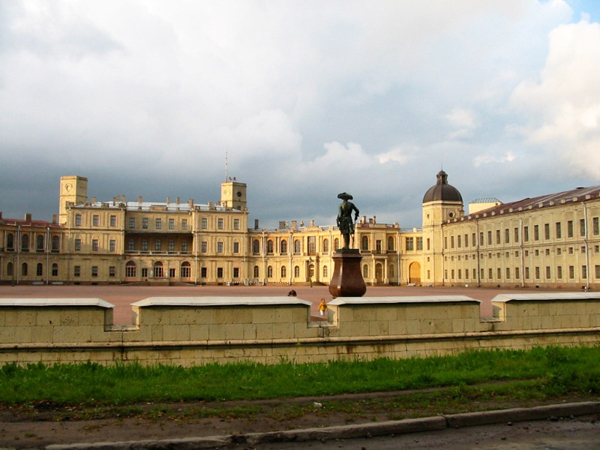 Здания и сооружения: Вид на Гатчинский дворец со стороны плаца. Фото Г. Пунтусовой
