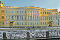 Вид здания на наб. р. Мойки, 12, где располагаются литературно-монографическая экспозиция А.С. Пушкин. Жизнь и творчество (2 и 3 этажи) и Музей-квартира А.С. Пушкина (1 этаж)

