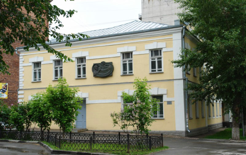 Здания и сооружения: Музей города Новосибирска. Вид с ул. Потанинской
