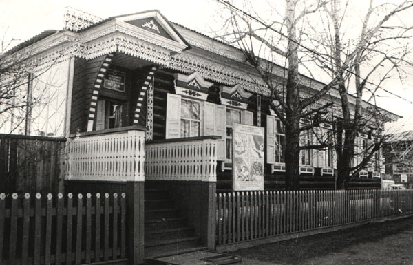 Здания и сооружения: Здание, где расположен Акшинский краеведческий музей (фото 1989 г.)
