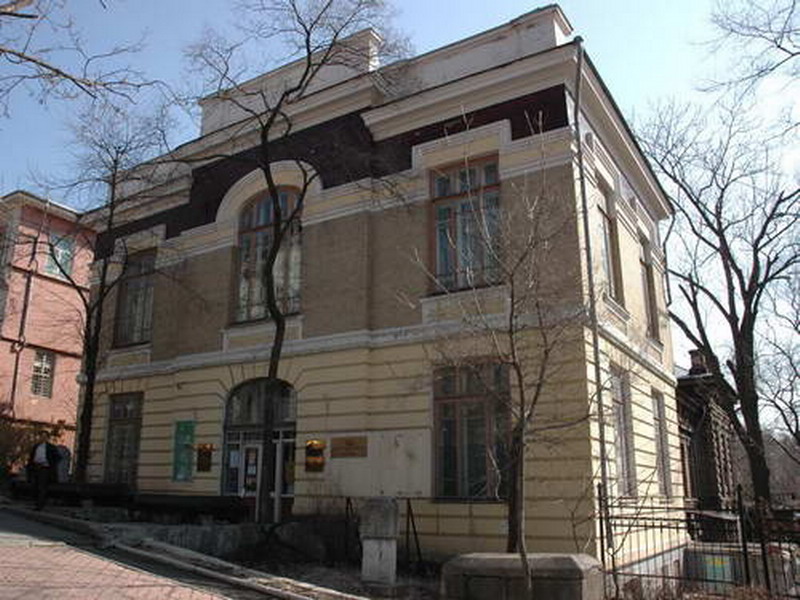 Здания и сооружения: Международный выставочный центр, ул. Петра Великого, 6.
