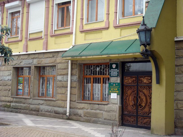Здания и сооружения: Вход в музей истории Адлерского района
