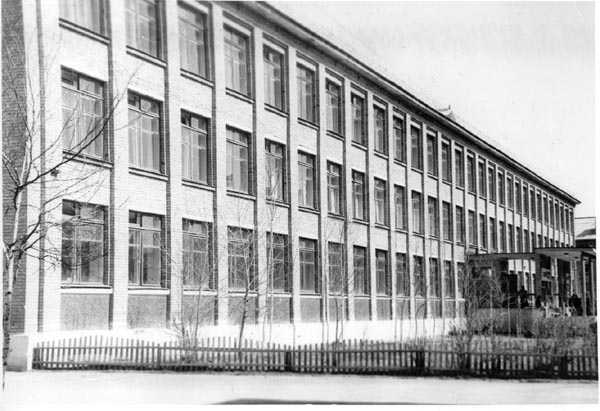 Здания и сооружения: Школа №3 (1984), где расположен музей
